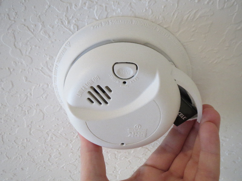 Resetting the Smoke Alarm after Replacing the Battery插图2