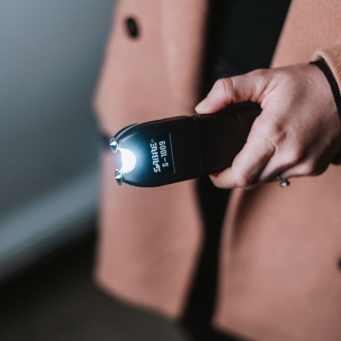 Comparing Stun Gun Voltage: Which Is Right for Self-Defense?缩略图 stun gun voltage