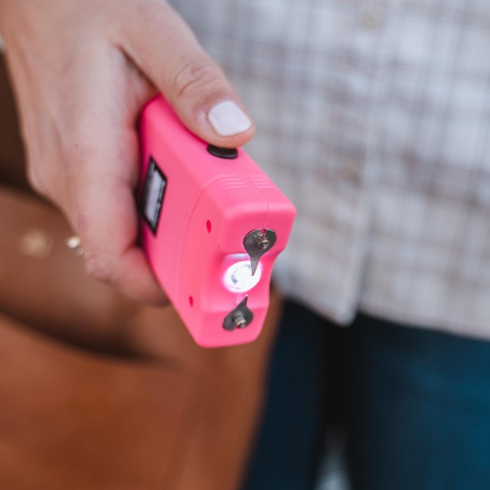 Comparing Stun Gun Voltage: Which Is Right for Self-Defense?插图2 stun gun voltage
