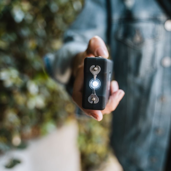 Comparing Stun Gun Voltage: Which Is Right for Self-Defense?插图1 stun gun voltage